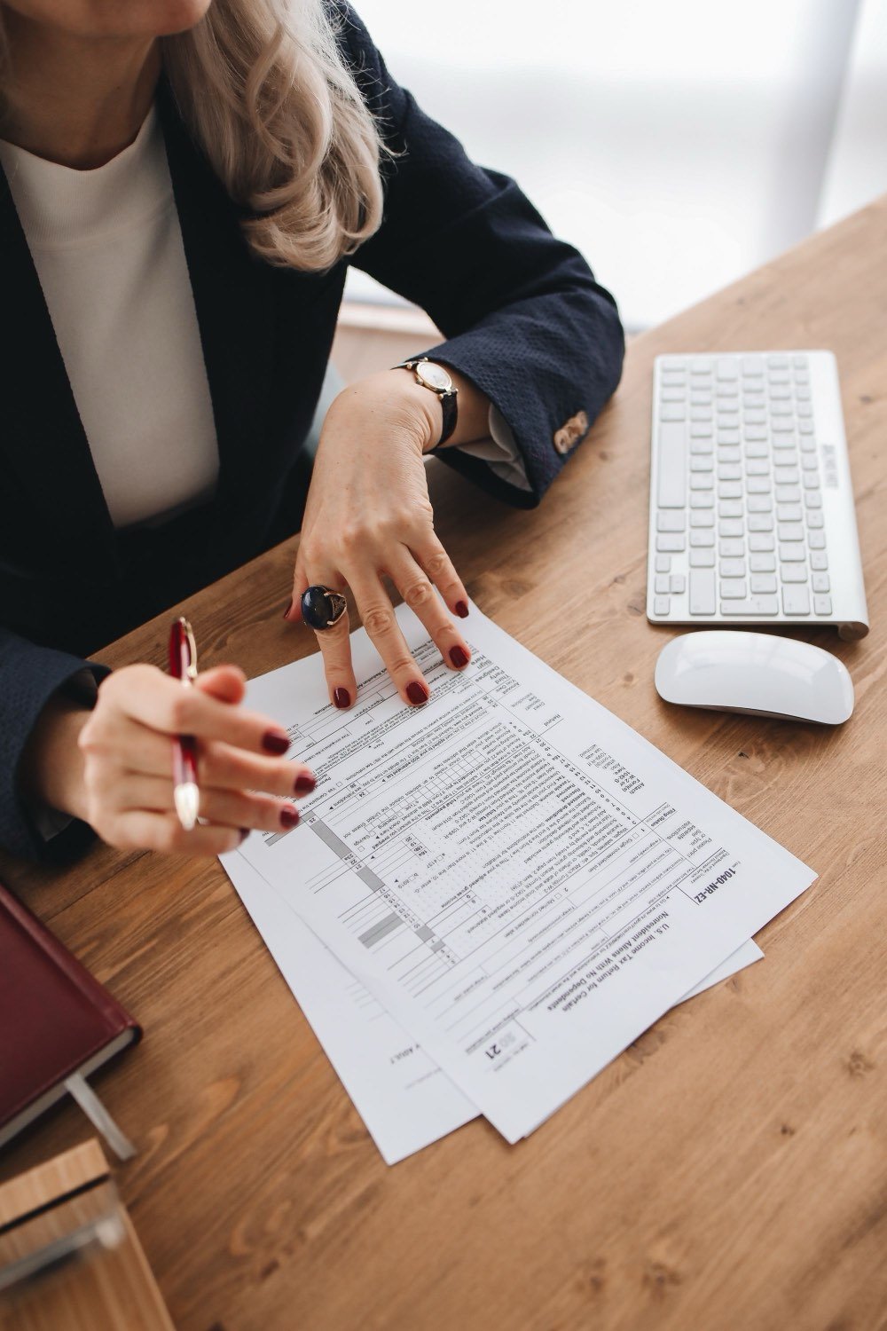 Profissional revisando documentos fiscais